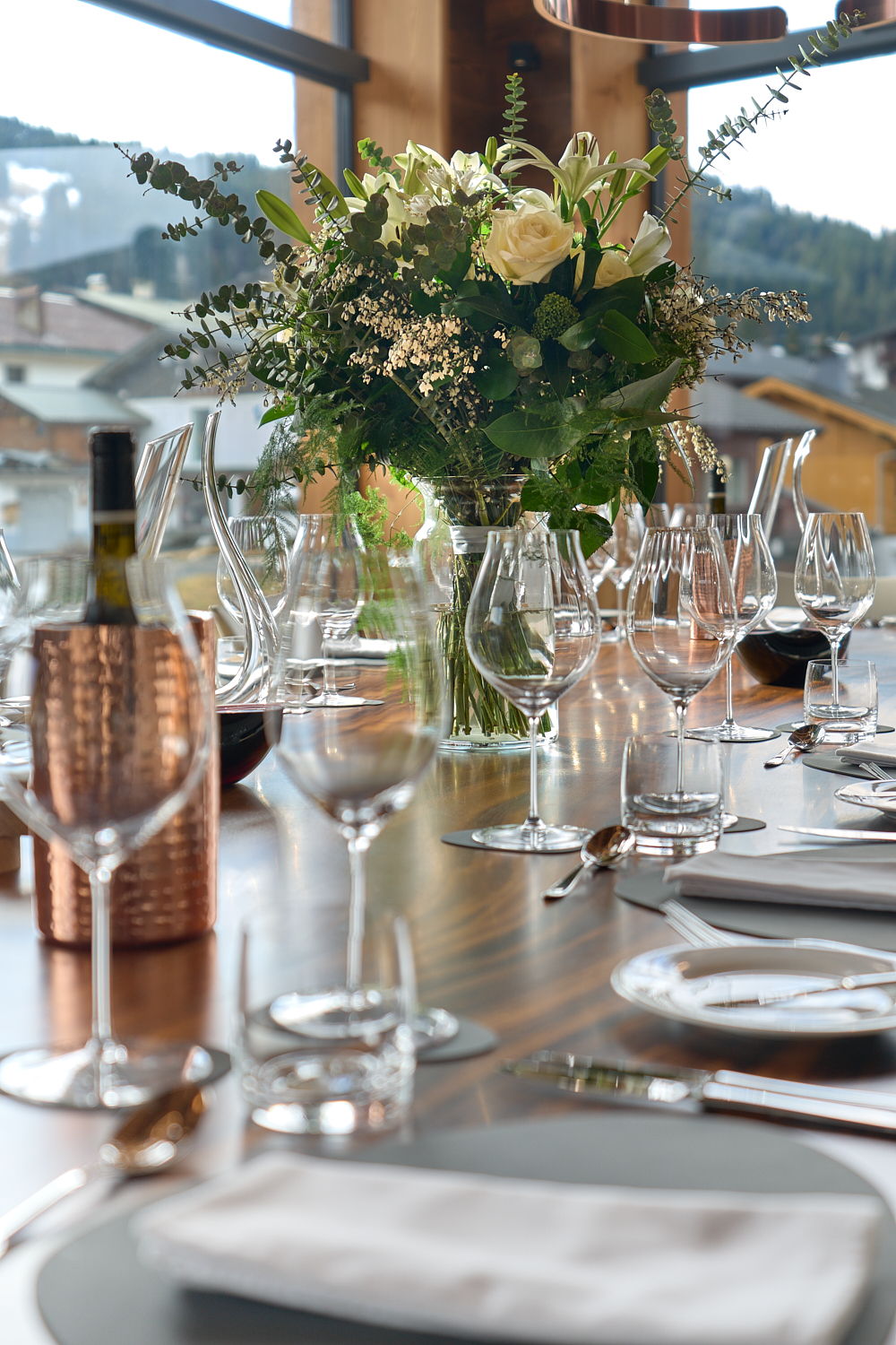 Photographie immobilier de prestige : table dressée face aux montagnes dans un chalet