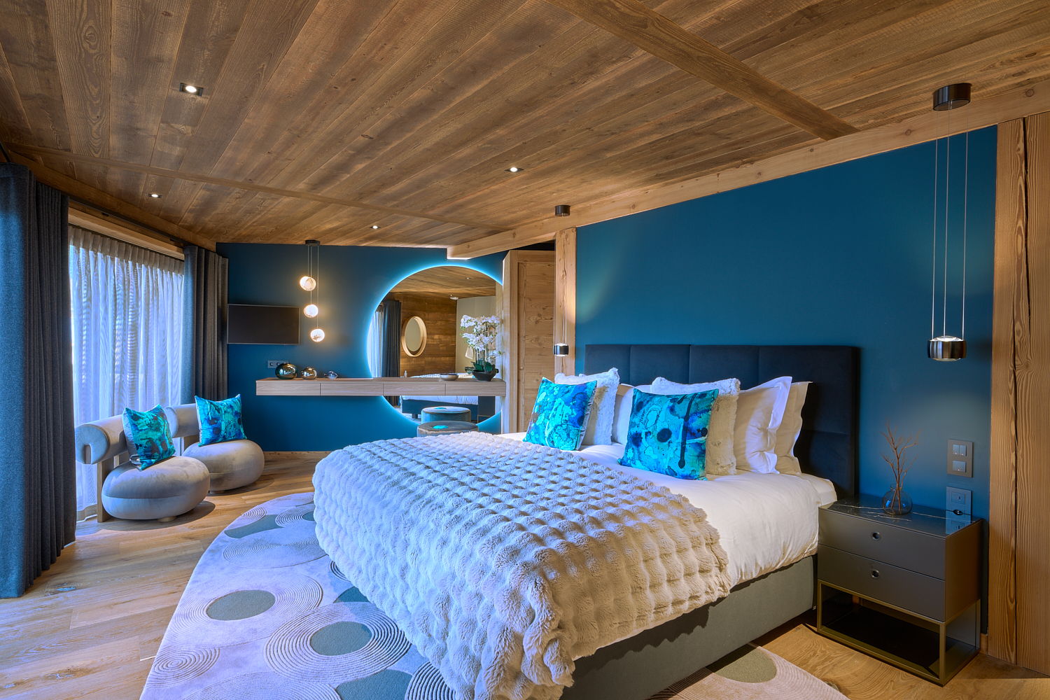 Photographie immobilier de prestige : suite parentale d'un chalet haut de gamme