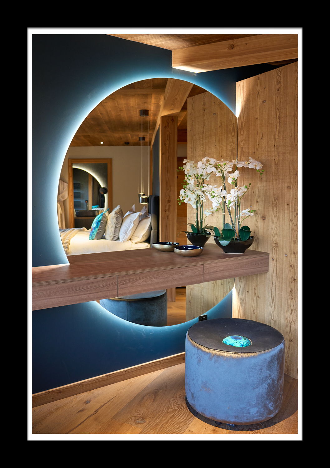 Photographie immobilier haut de gamme : coiffeuse et miroir rétroéclairé d'une suite de chalet