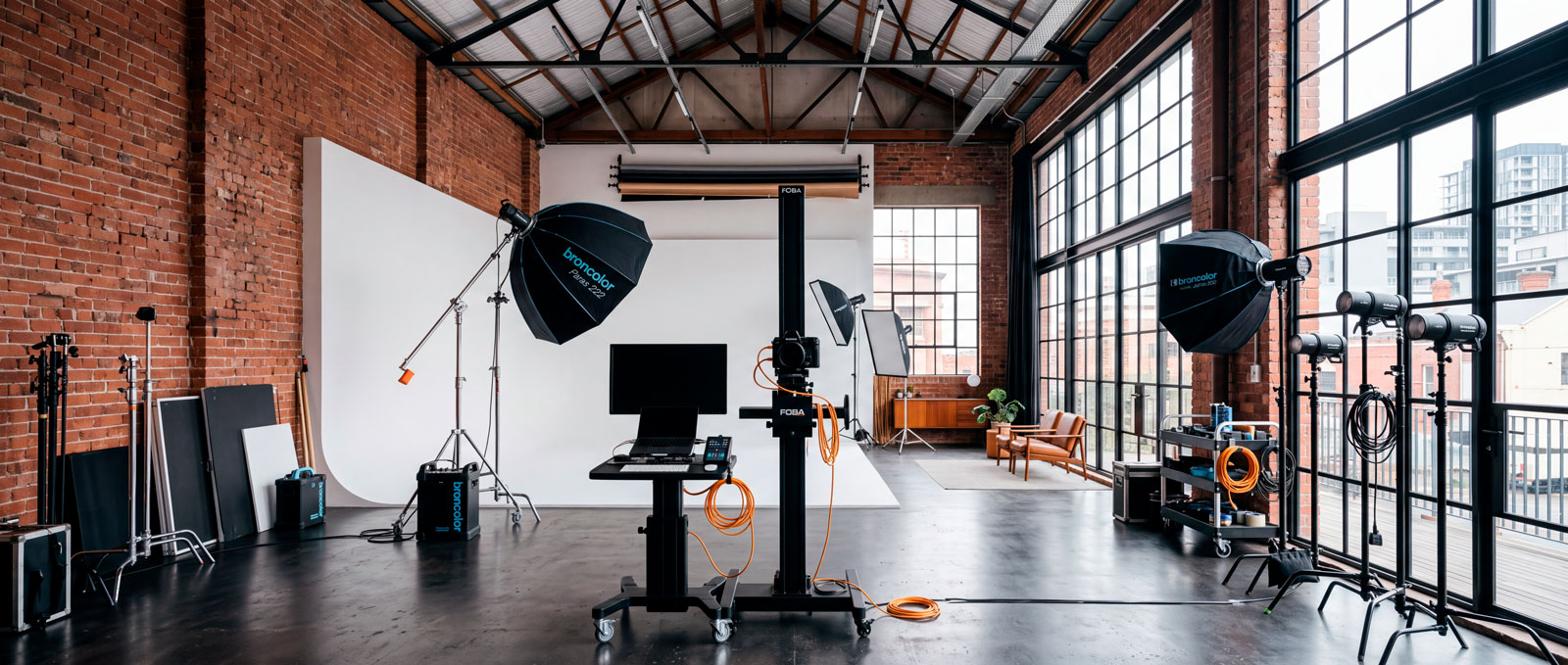 Studio photo publicitaire Lille — plateau équipé Studio Emergence : softboxes, statif FOBA et fond blanc